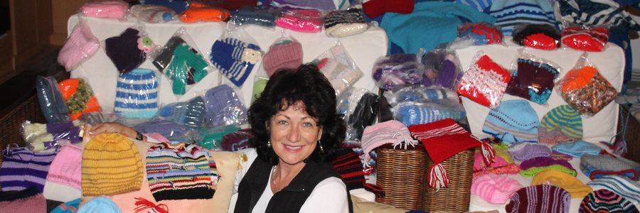 Rdl Riana de Coning by â€˜n deel van die vele breiwerk vir die DA Projek Winterwarmte